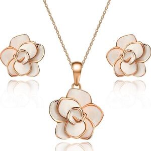 Elegant Floral Jewelry Set in Gold and Cream